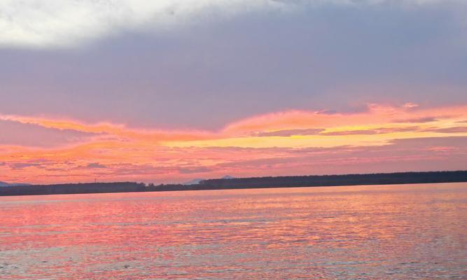 落霞更在夕阳西，人生多少风景。（岁月留痕，故人已去，春花秋月，又一年。）