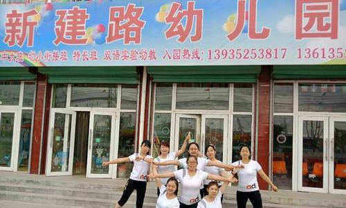 沉浸在音乐之中的小男孩（音乐是我的生命）